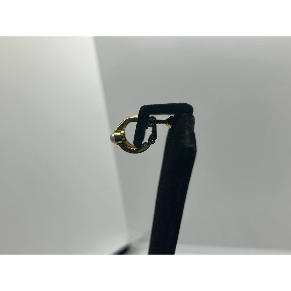 Vintage Napier dainty Gold Tone Pearl Huggie Hoop Screw Back Earrings Signed mcm - Picture 7 of 12